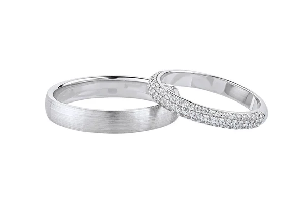 银婚戒指在白色背景上相互隔离 钻石戒指上有钻石的白色金戒指带和钻石戒指上有纹理的表面 — 图库照片