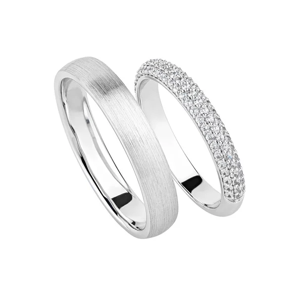 银婚戒指在白色背景上相互隔离 钻石戒指上有钻石的白色金戒指带和钻石戒指上有纹理的表面 — 图库照片