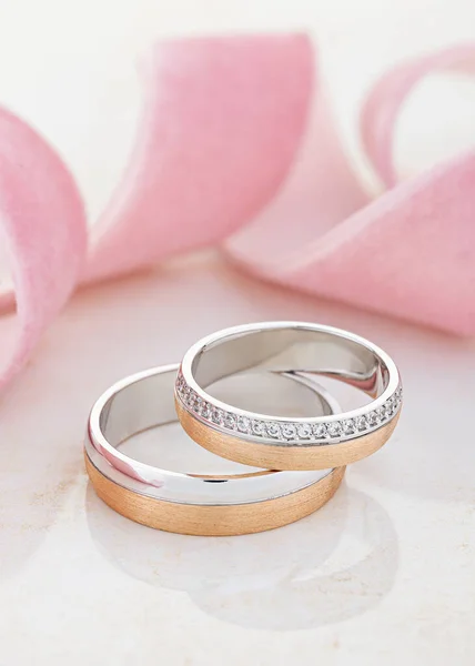 一对独特的结婚戒指和钻石 婚戒带结合光泽和纹理表面 珠宝广告静谧生命 — 图库照片