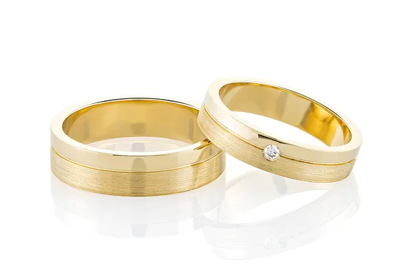 Paar Goldene Trauringe Isoliert Auf Weißem Hintergrund Gelbgold Ringbänder Mit lizenzfreie Stockfotos