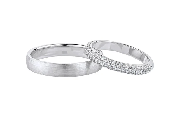 白い背景に隔離された銀の結婚指輪のペア 女性のリングにダイヤモンドと男性のリングにマットな質感の表面を持つホワイトゴールドのリングバンド ロイヤリティフリーのストック写真