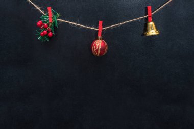  Koyu yeşil arka plan okul yönetim kurulunda asılı duran Noel oyuncakları.