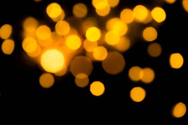 Bokeh resim düzenleyicilerle örtüşür - açık altın bokeh ışıklı çelenkler siyah arka plan yatay