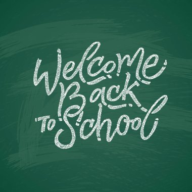 Okul metinlerine hoş geldiniz. Tahtada beyaz tebeşirle okul eşyalarıyla ve unsurlarıyla çizim yapıyorsunuz. Vektör illüstrasyon pankartı.