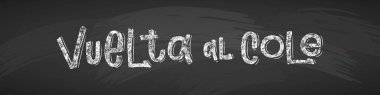 İspanyolca Okula Dönüş metni siyah karatahtaya beyaz tebeşirle çizilmiş. Eğitim vektörü illüstrasyon yatay afişi. Çeviri: okula hoş geldiniz..