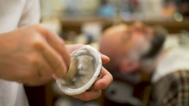 Barbudo hombre consiguiendo barba corte de pelo y afeitado — Vídeos de Stock