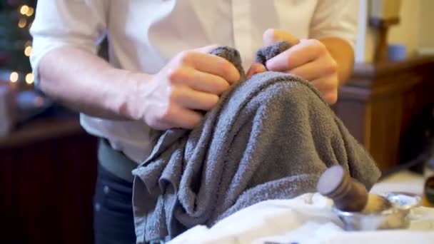 Barbudo hombre consiguiendo barba corte de pelo y afeitado — Vídeo de stock