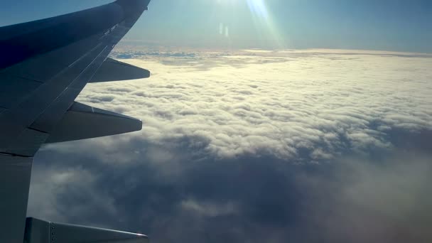Wolken und Himmel aus dem Fenster eines Flugzeugs — Stockvideo