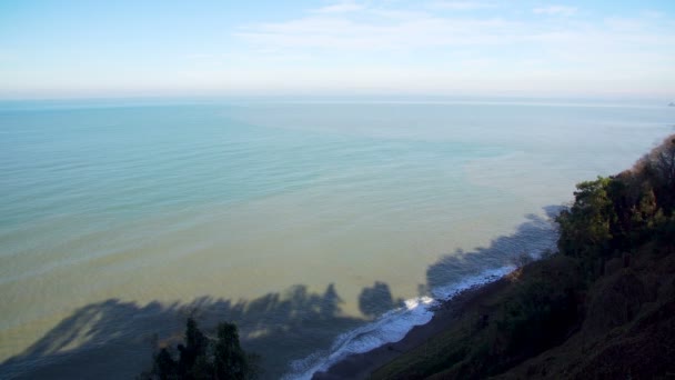 Zeegezicht landschap met een kust-lijn — Stockvideo