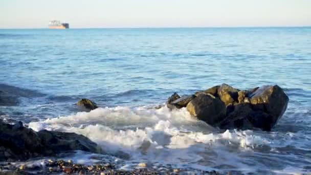 Tidal droeg op steenachtige pebble kust — Stockvideo