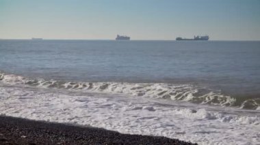 Taşlı çakıl deniz kıyısında gelgit geçişli