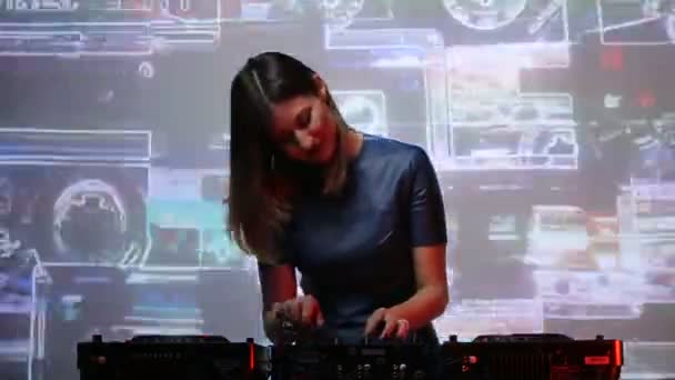 Dj girl auf decks im club — Stockvideo