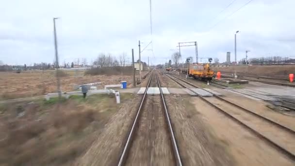 Caminho-de-ferro que atravessa paisagens sublimes — Vídeo de Stock