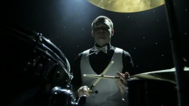 davulcu davul çalıyor.