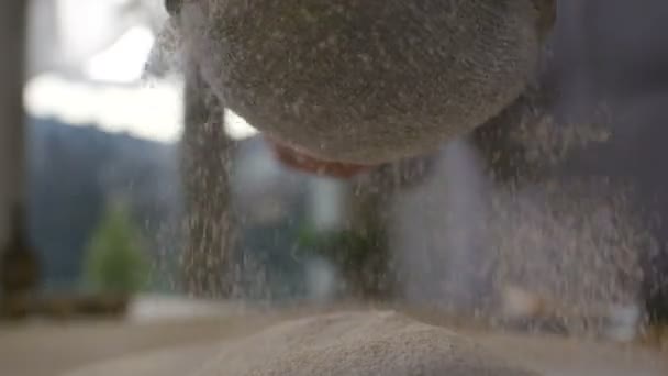 Kobieta przesiewa mąkę przez sito — Wideo stockowe