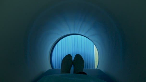 Een patiënt gaat uit mri scan machine — Stockvideo