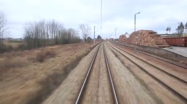 Coutry manzara ile çalışan tren yolu