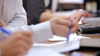 Lise genç öğrencileri masasında