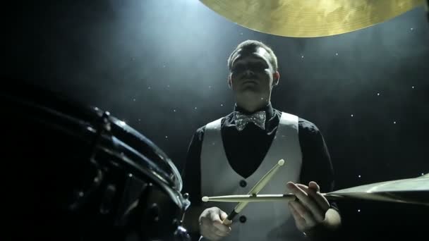 Барабанщик грає на барабанах — стокове відео