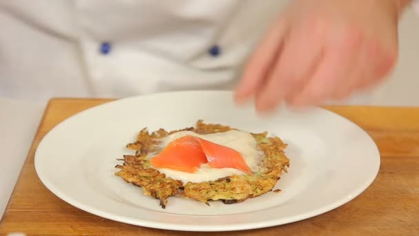 Crêpe de pommes de terre au saumon et au fromage — Video