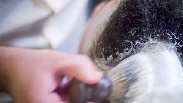 Uomo barbuto ottenere taglio di capelli barba e rasato — Video Stock