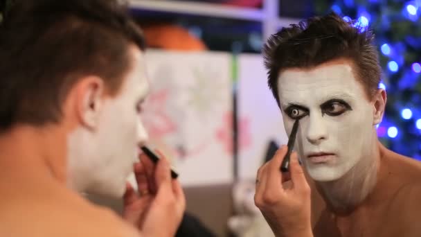 Makeup artist at work applying halloween makeup — Stock Video