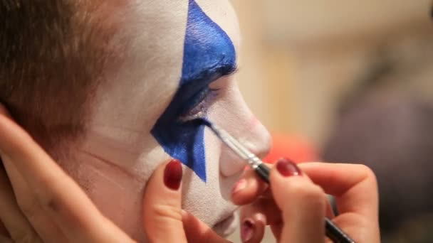 Maquillaje artista en el trabajo aplicando el maquillaje de Halloween — Vídeo de stock