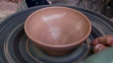 Genç öğrenci öğretim iş yerinde çömlekçi