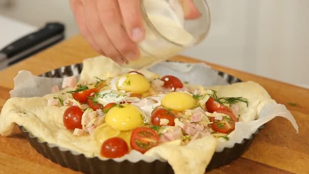 Pastel casero crudo con huevos, verduras y jamón listo para hornear — Vídeos de Stock