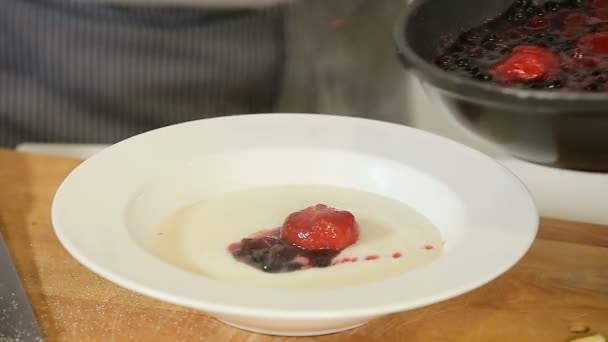 Serving sweet semolina porridge with berry syrup — Stock Video
