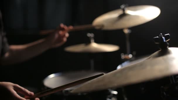 Baterista tocando bateria — Vídeo de Stock