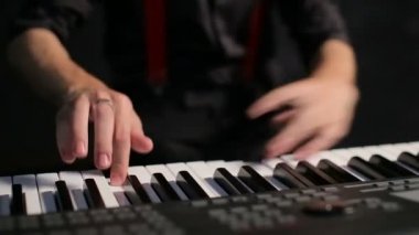 Genç erkek müzisyen piyano