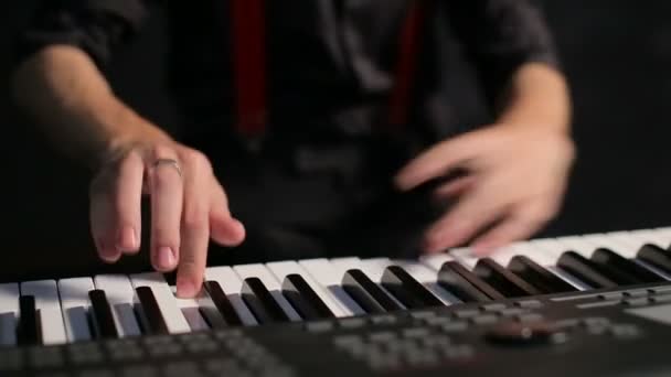 Junger männlicher Musiker spielt Klavier — Stockvideo