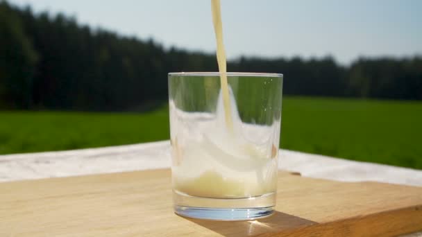 Melk in een glas gieten — Stockvideo