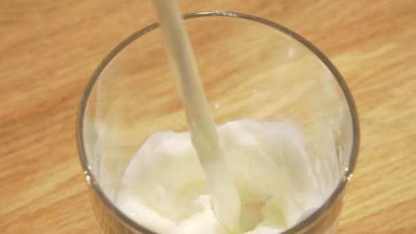 Hälla mjölk i ett glas — Stockvideo