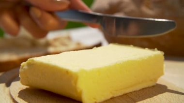 Tereyağı bir bıçak ile kazıma