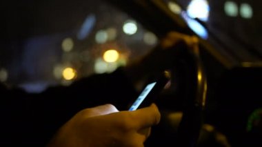 Şehirde gece sürüş sırasında Smartphone kullanarak