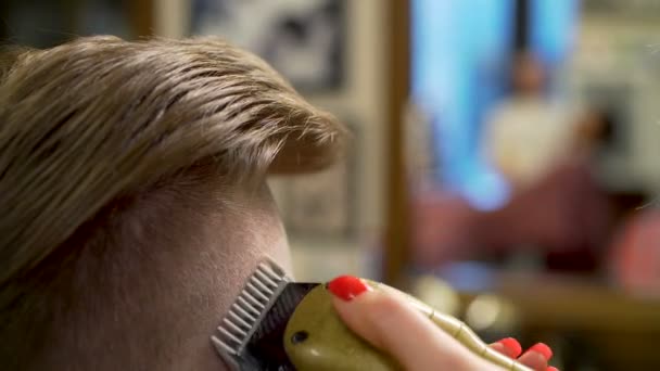 Genç adam Başlarken saç kesimi — Stok video
