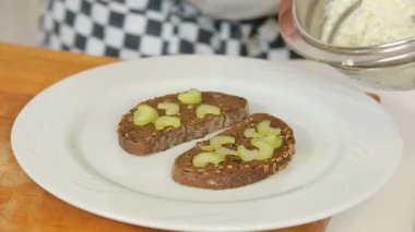 Bruschetta sandviç yumuşak peynir ve kereviz ile hizmet