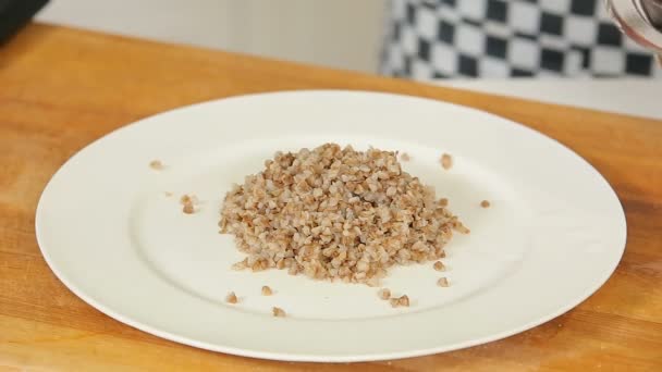 Serving buckwheat porridge with stewed beans and tomatoes — Stock Video