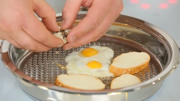 Смажити перепелині яйця і скибочки білого хліба на сковороді — стокове відео