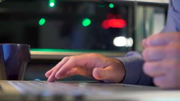 Händerna på en man som arbetar genom datorn sent på kvällen — Stockvideo