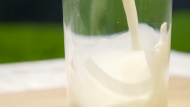 Наливая молоко в стакан — стоковое видео