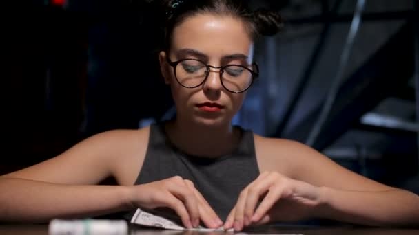 Chica joven tocando con billetes de banco junto a la mesa de juego — Vídeo de stock
