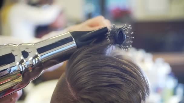 Jovem recebendo corte de cabelo e penteado — Vídeo de Stock