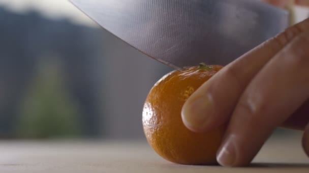 Corte de laranja de pulverização fresca — Vídeo de Stock