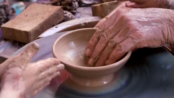 若い学生を教える仕事で陶芸家します。 — ストック動画
