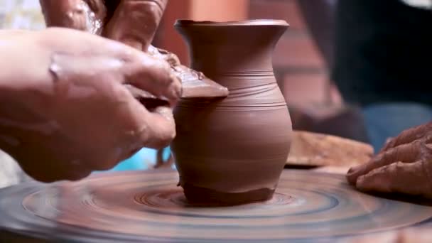 Potter no trabalho ensinar jovem estudante — Vídeo de Stock