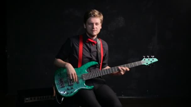 Musician playing electrical bass giutar — Stock Video