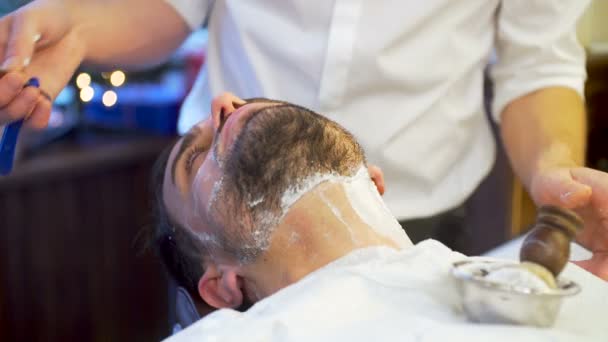 Barbudo hombre consiguiendo barba corte de pelo y afeitado — Vídeos de Stock